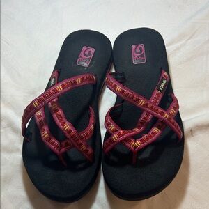 Teva PINK Olowahu mush Sandals with straps. NEVER WORN!  Size 6